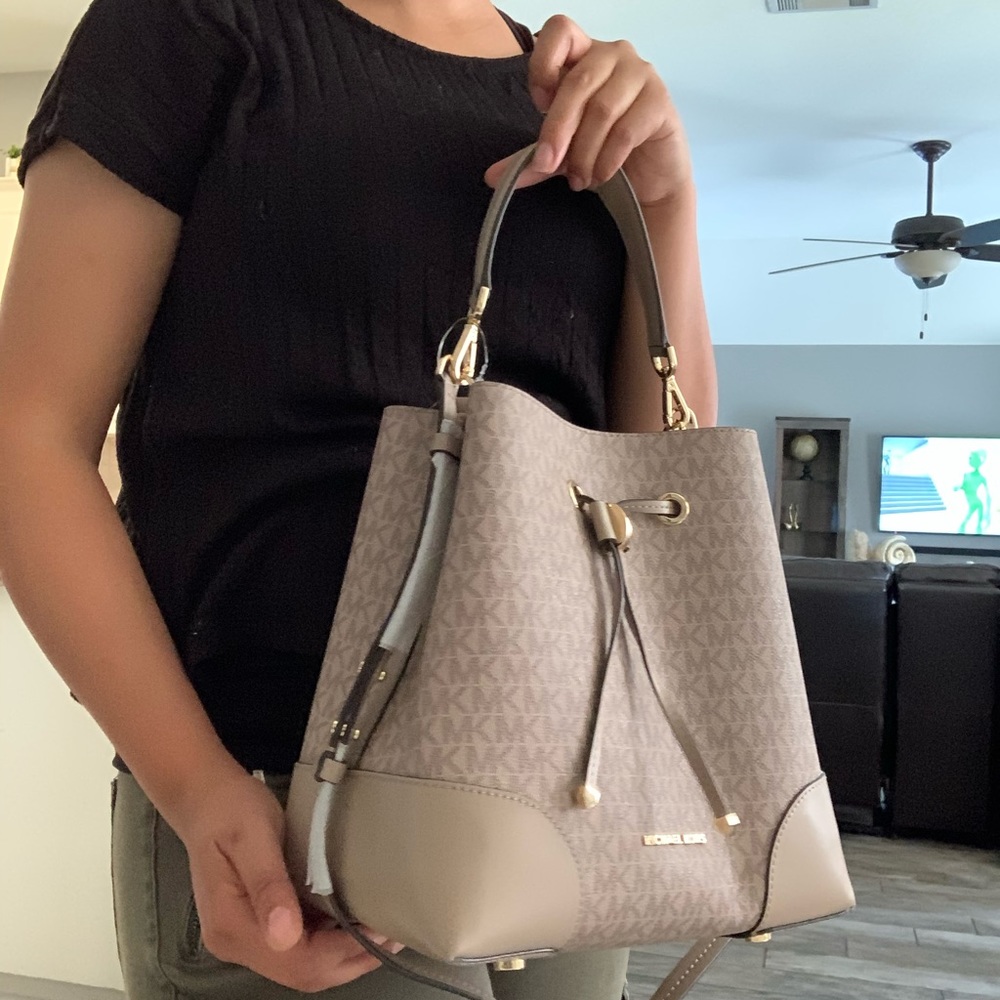Beautiful Mk bucket shoulder bag - Picture 12 of 12